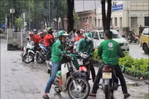 Chạy “hết ga, hết số”, xe ôm Grab, Go-Việt kiếm khủng