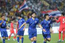 Thắng 5 sao Singapore, U23 Thái Lan trở lại với cuộc đua bán kết 