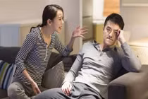 Chồng tôi vô tư ăn bám cả vợ lẫn bố mẹ đẻ