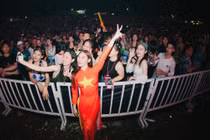 Nữ DJ miền Tây mặc áo dài Quốc kì Việt Nam biểu diễn tại Lào