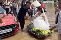 Cười ngày mưa lũ, chú rể dùng thuyền rước dâu vào hôn trường