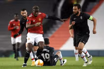 MU bay cao: Đây, thủ lĩnh Pogba!