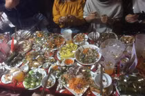 Cô dâu, chú rể chết lặng với màn bắn pháo giấy “oan nghiệt“