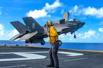 Nóng: Video khoảnh khắc tiêm kích F-35B của Anh rơi thẳng xuống biển