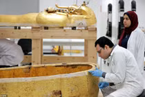 Cận cảnh quan tài mạ vàng của pharaoh nổi tiếng Ai Cập