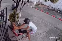 Video: Bị cướp điện thoại, cụ bà có màn “phản đòn” cực gắt