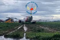Máy bay trượt khỏi đường băng, sân bay Tân Sơn Nhất tạm dừng hoạt động