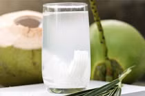 Lý do không nên uống nhiều nước dừa