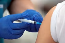 Người cao tuổi ở Moscow được nhận tiền khi tiêm vaccine Covid-19