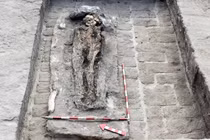 Hài cốt đeo nhẫn vàng khắc tên pharaoh Ai Cập, lai lịch gây sốc