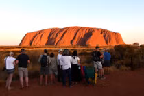 Lén lấy sỏi đá ở núi thiêng Uluru, du khách gặp "lời nguyền" đáng sợ? 