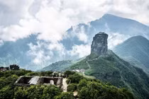 Ngôi chùa kỳ bí trên ngọn núi cao 2.000m quanh năm mây phủ