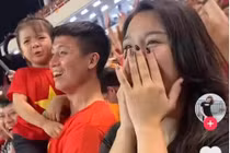 Con gái Bùi Tiến Dũng khóc, con trai Hùng Dũng đội mưa ăn mừng