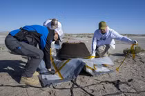 NASA đưa “kho báu” vũ trụ về Trái Đất, chuyên gia suýt khóc vì...