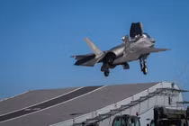 F-35 Mỹ lần đầu tiên hạ cánh lên tàu sân bay nước ngoài