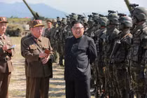 Cận vệ của ông Kim Jong-un sẽ mang vũ khí nào tới Việt Nam?