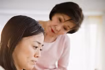 Mẹ chồng ốm, con dâu khổ vì bị vợ cũ của chồng chèn ép 