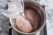 Thêm thứ quả này, luộc ức gà cực ngon lại không bị khô