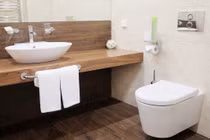 Giật mình lý do nên xả nước bồn cầu khi nhận phòng khách sạn