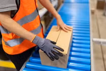 Nữ công nhân chết thảm vì khăn quàng cổ kẹt vào băng chuyền