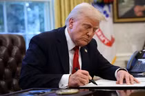 Tổng thống Trump áp thuế 25% với ô tô nhập khẩu vào Mỹ