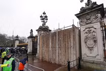 Bắt giữ tài xế lao xe vào cổng Cung điện Buckingham