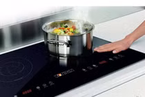 6 sai lầm sử dụng bếp điện khi nấu ăn khiến tiền điện tăng vù vù