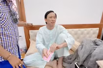 Hoài Linh trả lại lì xì đầu năm khiến Nam Thư lo lắng
