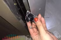 Vợ chồng son phát hiện bí mật của người thuê trước nhờ chiếc tivi cũ