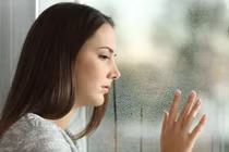 Vợ ở cữ bàng hoàng phát hiện chồng lén lút ngoại tình với ô sin