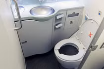 Vì sao bạn tuyệt đối không được đi vệ sinh lúc máy bay cất cánh và hạ cánh?