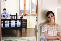 Chồng chăm vợ mới sinh kỹ càng và tiếng thở dài não nề phía sau