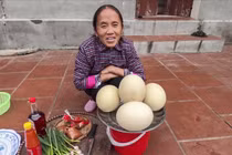 Làm món trứng đà điểu khổng lồ, Bà Tân bị dân tình chỉ ra lỗi sai