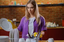 Nghiên cứu: Lấy chồng khiến phụ nữ phải làm việc nhà thêm 7 tiếng