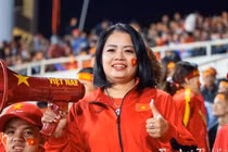Nữ CĐV hát 'Bay lên trời là bay ra ngoài' bị tấn công trang cá nhân