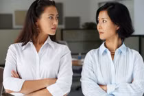 Bị mẹ chồng chê "nhà quê còn không biết điều", cô dâu tức mình hủy hôn