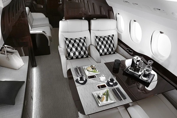 Cận cảnh nội thất chuyên cơ Falcon 8X chở bệnh nhân Covid-19 thứ 32