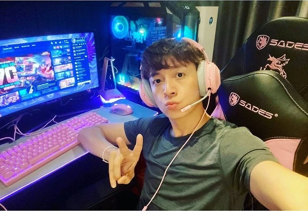 Ngô Kiến Huy "chơi lớn" sắm dàn PC 70 triệu "màu hường nam tính"