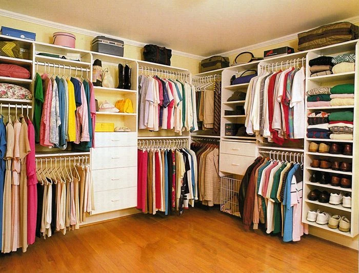 8 lỗi treo quần áo trong tủ khiến hàng hiệu cũng phải “đội nón ra đi“