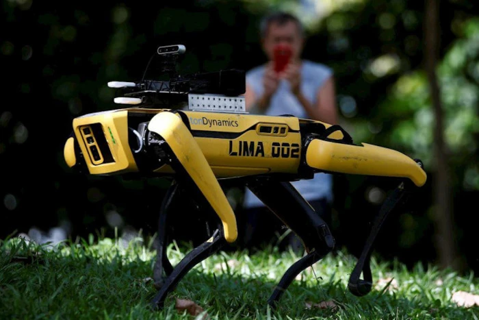 Chó Robot nhắc người dân giãn cách xã hội tại Singapore