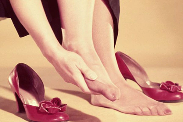 Mẹo đi giày mới không bị đau chân