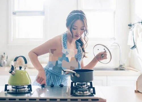 Hot girl mặc hở bạo vào bếp, cố tình “làm màu”