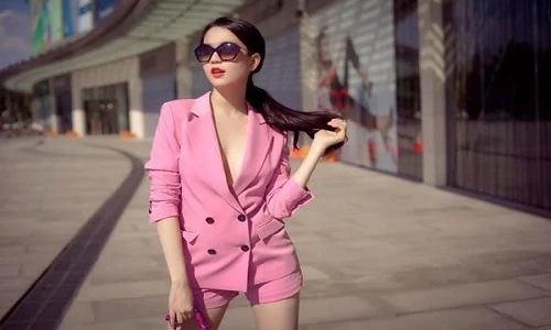Ngọc Trinh và hàng loạt Sao Việt diện vest không nội y cực nóng bỏng