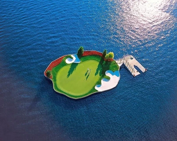 Sân golf trên băng, giữa biển độc lạ không tưởng 