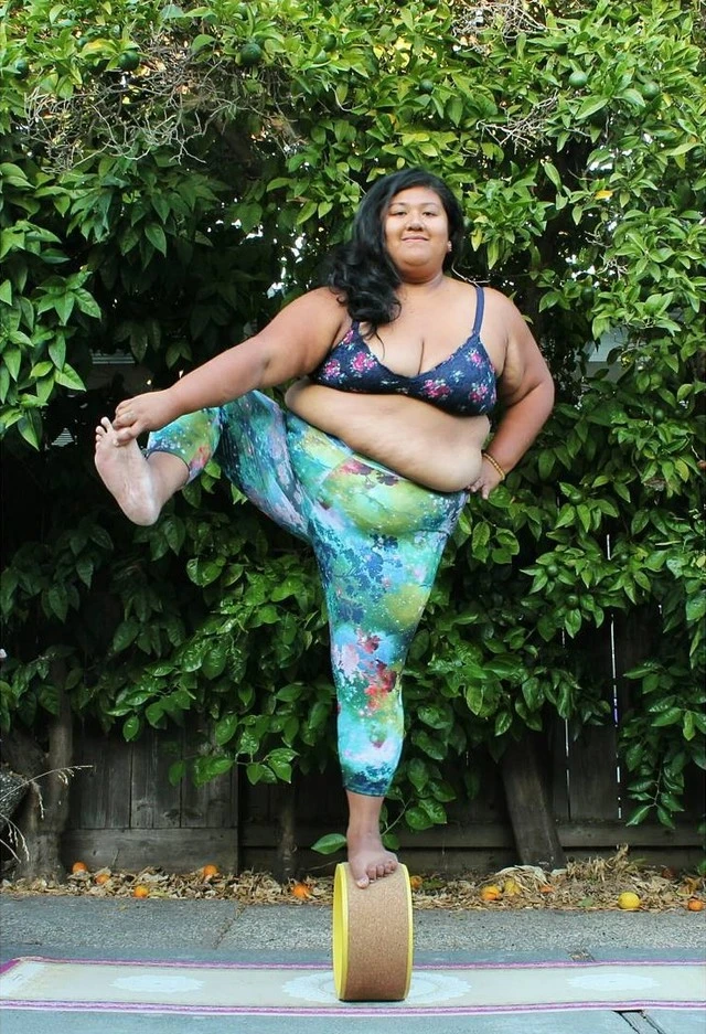 Ảnh sốc cô gái béo phì tập những động tác yoga cực khó