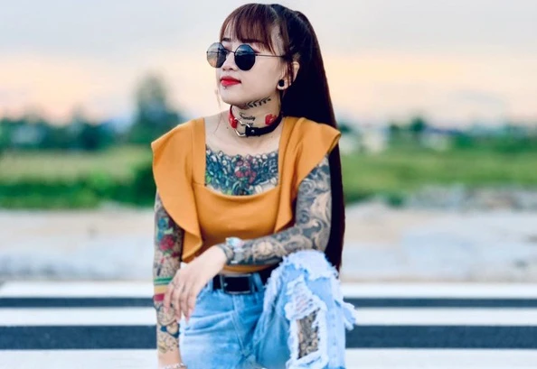 Mặt như thiên thần, hotgirl Việt gây “choáng” vì phong cách xăm kín người