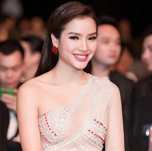 Thời trang sexy “nghẹt thở” của mỹ nhân được ví “bom sex” Vbiz