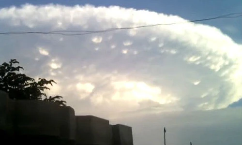 Sửng sốt phát hiện đám mây UFO khổng lồ trên bầu trời
