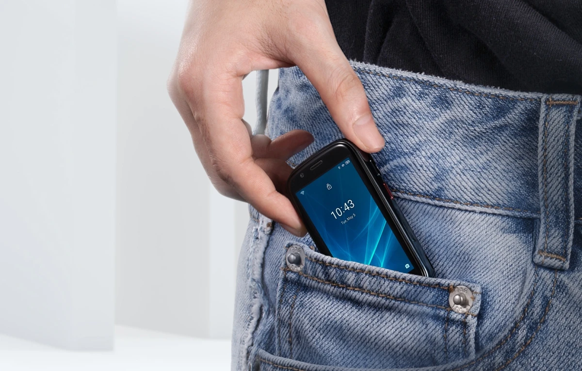 Smartphone nhỏ nhất thế giới, ngang kích cỡ... thẻ ATM