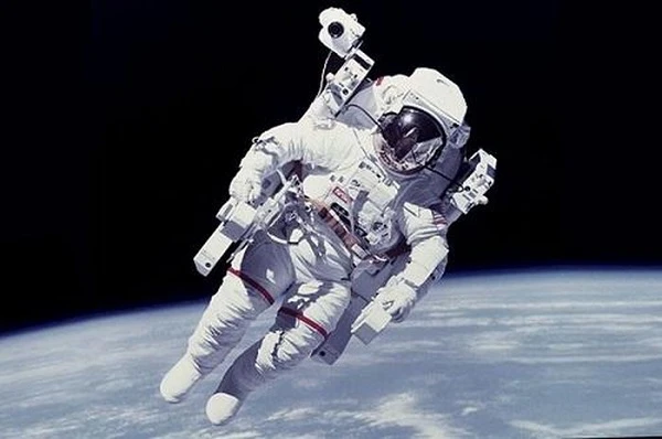 Độc đáo màn đi bộ trong không gian thay pin Trạm vũ trụ “siêu to khổng lồ”